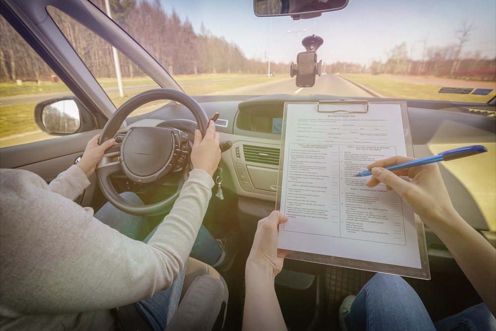 Examiner filling in driver's license road test form